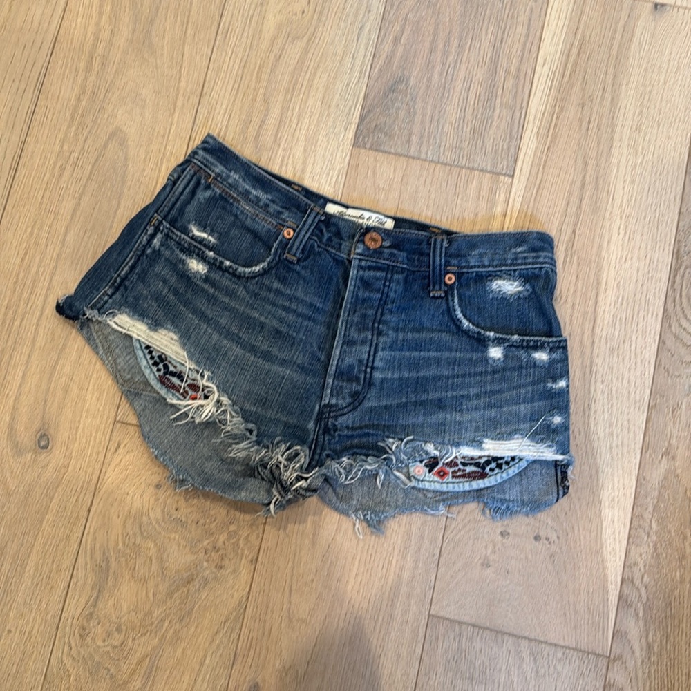 Abercrombie festival short size 26 / 2